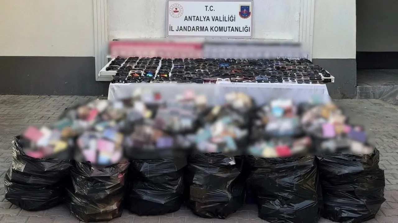 Antalya'da milyonluk kaçak gözlük ve parfüm operasyonu