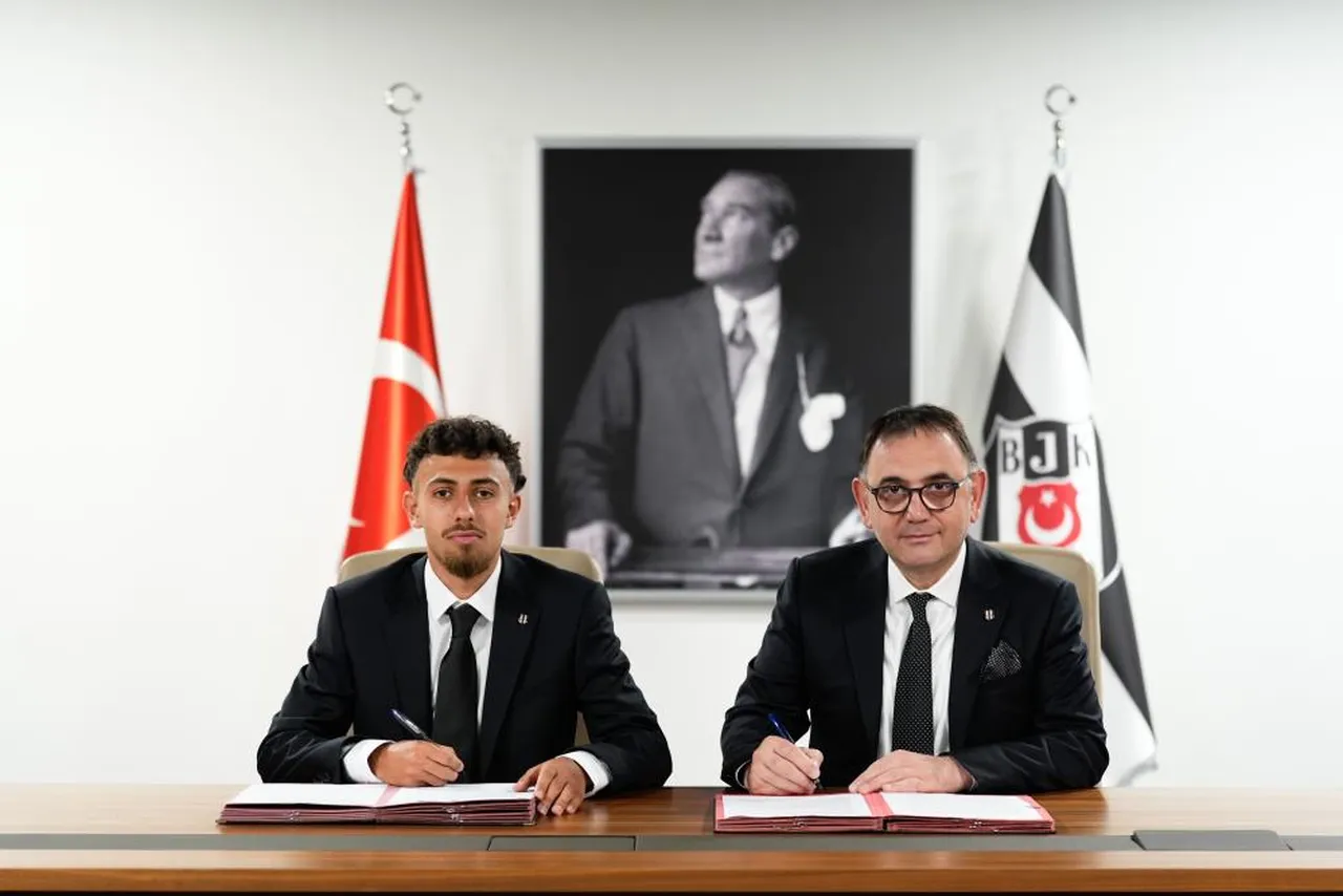 Siyah-beyazlı kulüpten yapılan açıklamada, "Transferi için Clermont Foot 63 ile anlaşmaya varılan İlhan Fakılı ile 4 yıllık (2029-30 sezonu sonuna kadar) sözleşme imzalanmıştır" denildi.