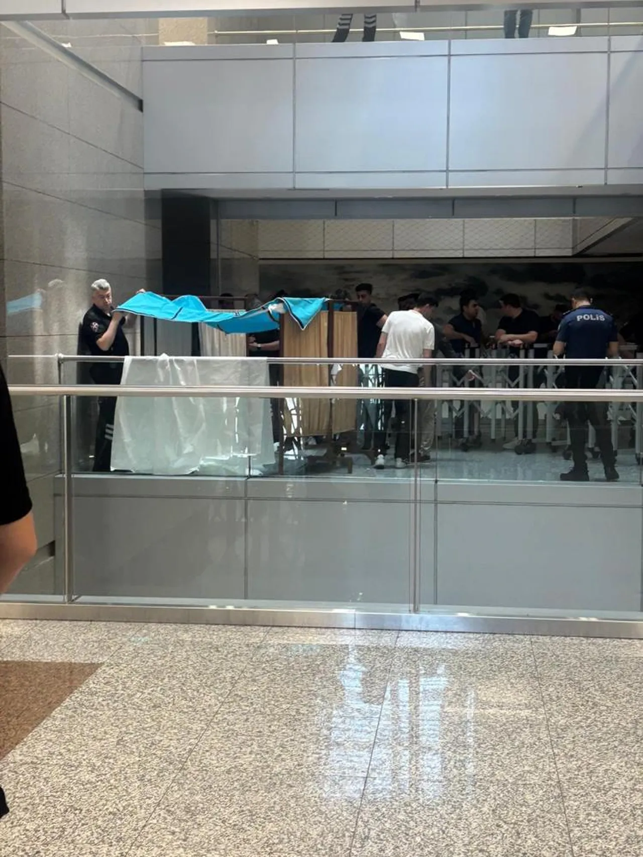 Çağlayan Adliyesi'nde şoke eden olay! Herkesin gözü önünde yaptı, tutanağa bıraktığı not dikkat çekti