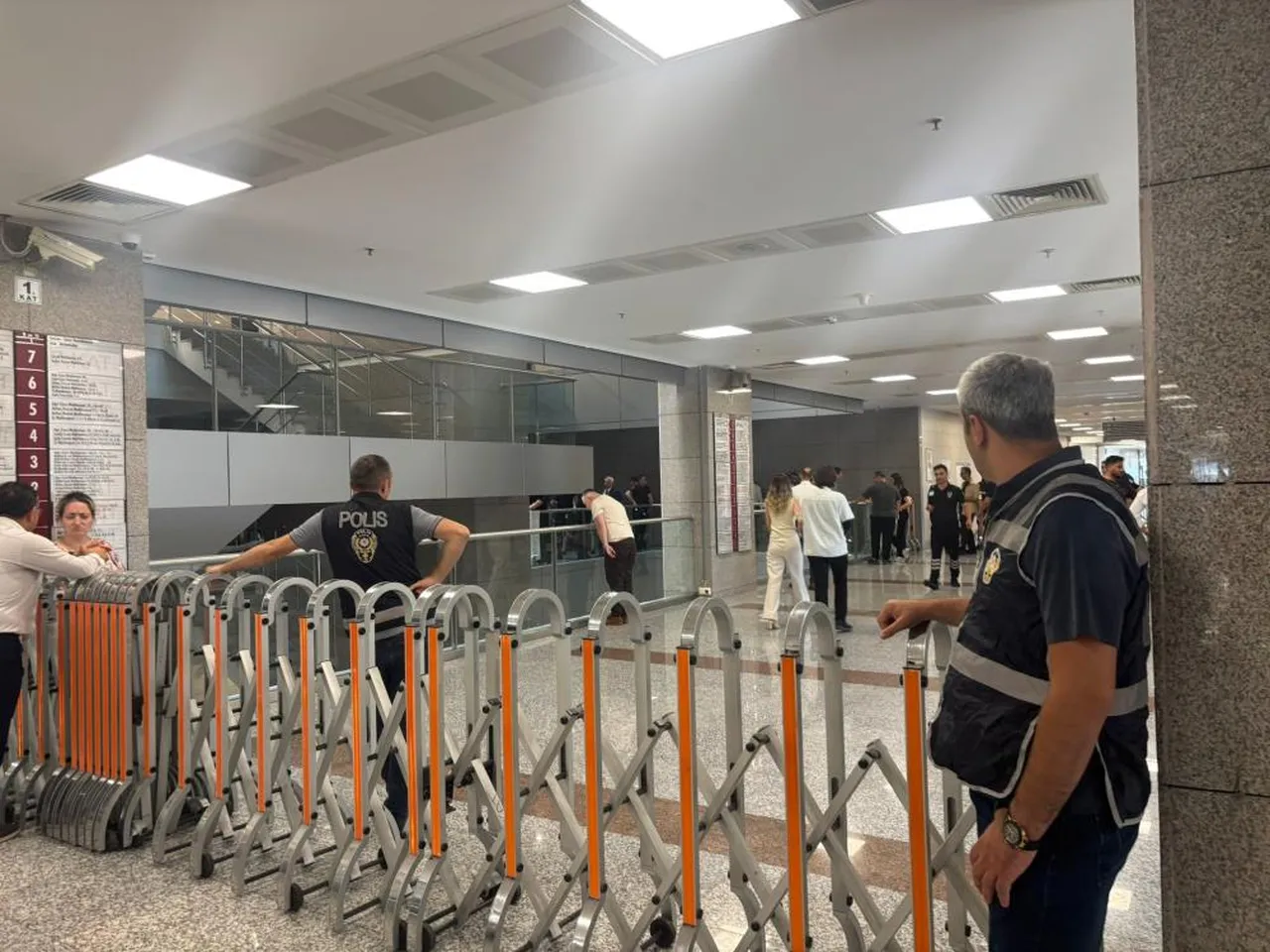Çağlayan Adliyesi'nde şoke eden olay! Herkesin gözü önünde yaptı, tutanağa bıraktığı not dikkat çekti