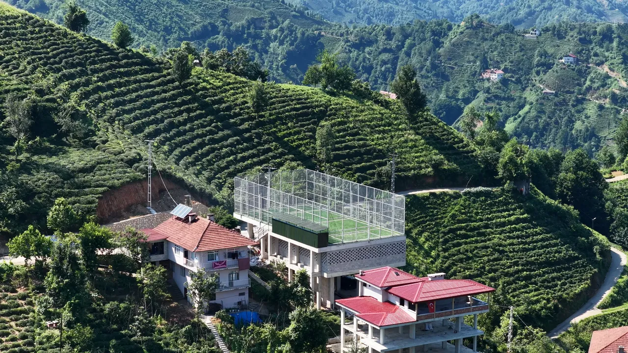 Karadeniz zekası konuştu! Halı saha için düz alan bulamayınca çareyi burada buldular