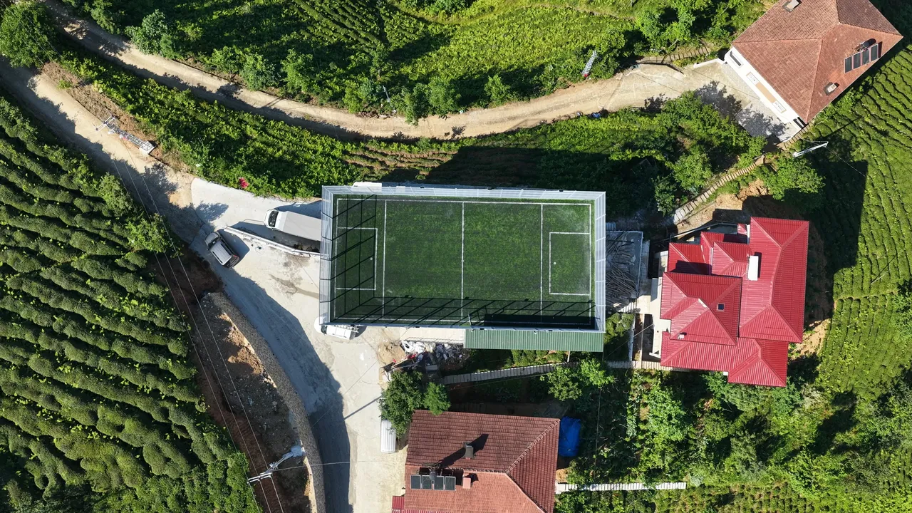 Karadeniz zekası konuştu! Halı saha için düz alan bulamayınca çareyi burada buldular