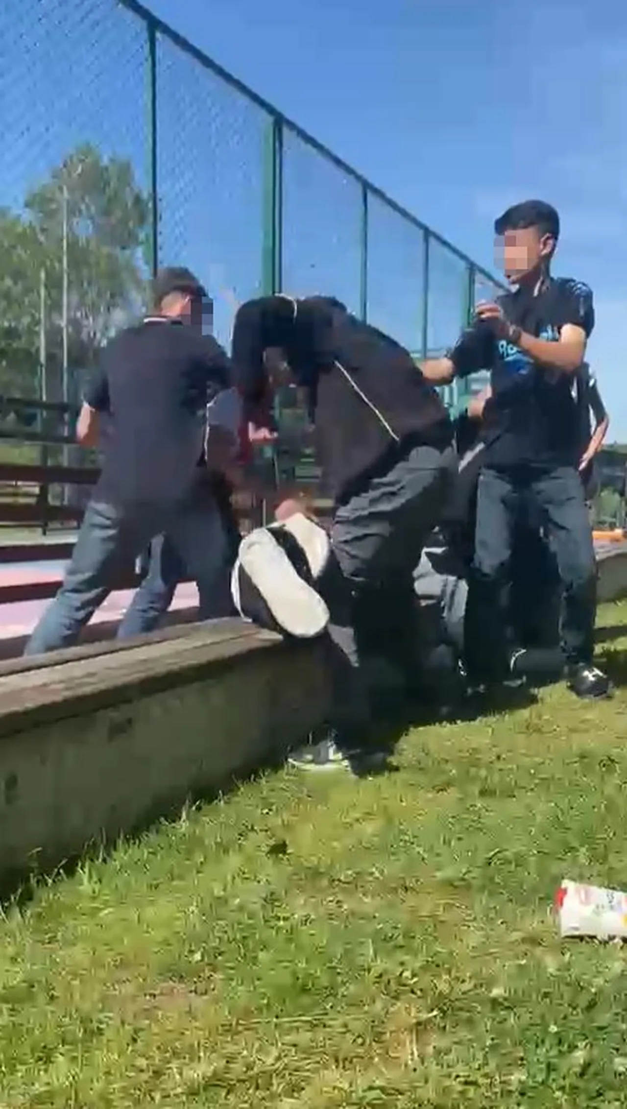 Korkunç bir akran zorbalığı daha! Yere yatırıp dakikalarca yumruklayıp, tekme attılar