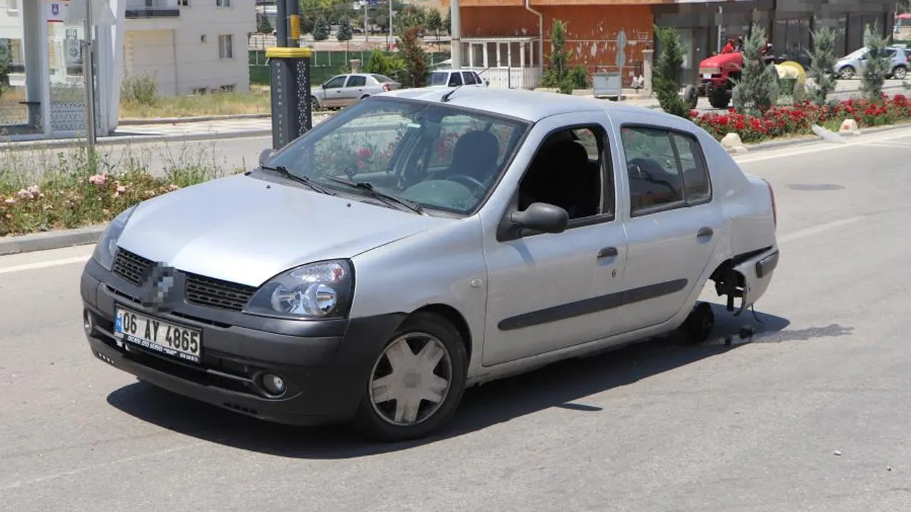 Ne lastiği kaldı ne egzozu! Dubaya çarpan araç parçalandı