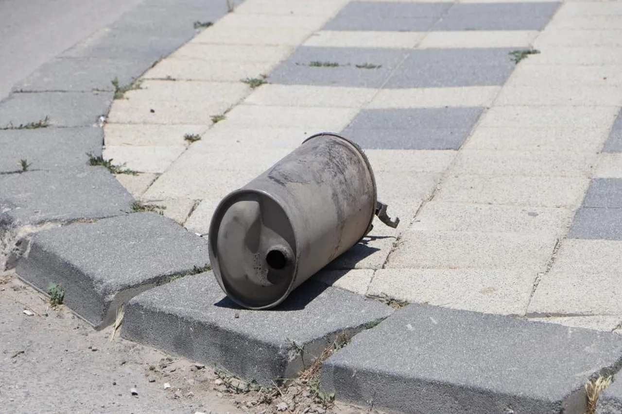 Ne lastiği kaldı ne egzozu! Dubaya çarpan araç parçalandı