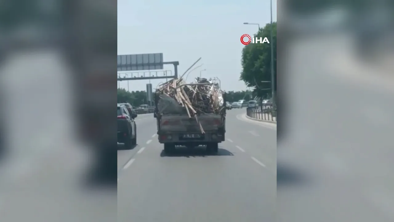 Önlem almadan trafiğe çıktı! Demir yüklü kamyonet diğer sürücülere ecel teri döktürdü