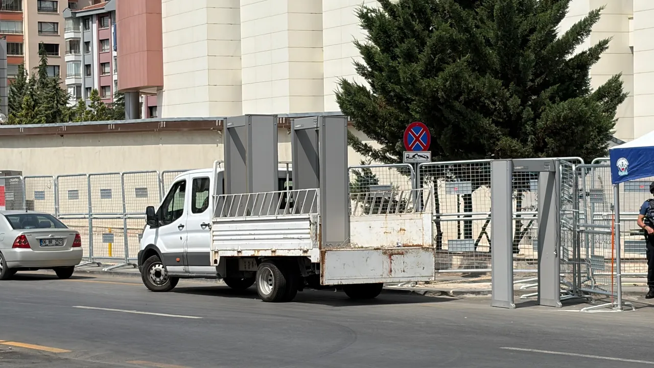 Tarihi zirve için hazırlıklar tamam! Trumpın oteli belli oldu: Zırhlı cam ve duvar detayı...