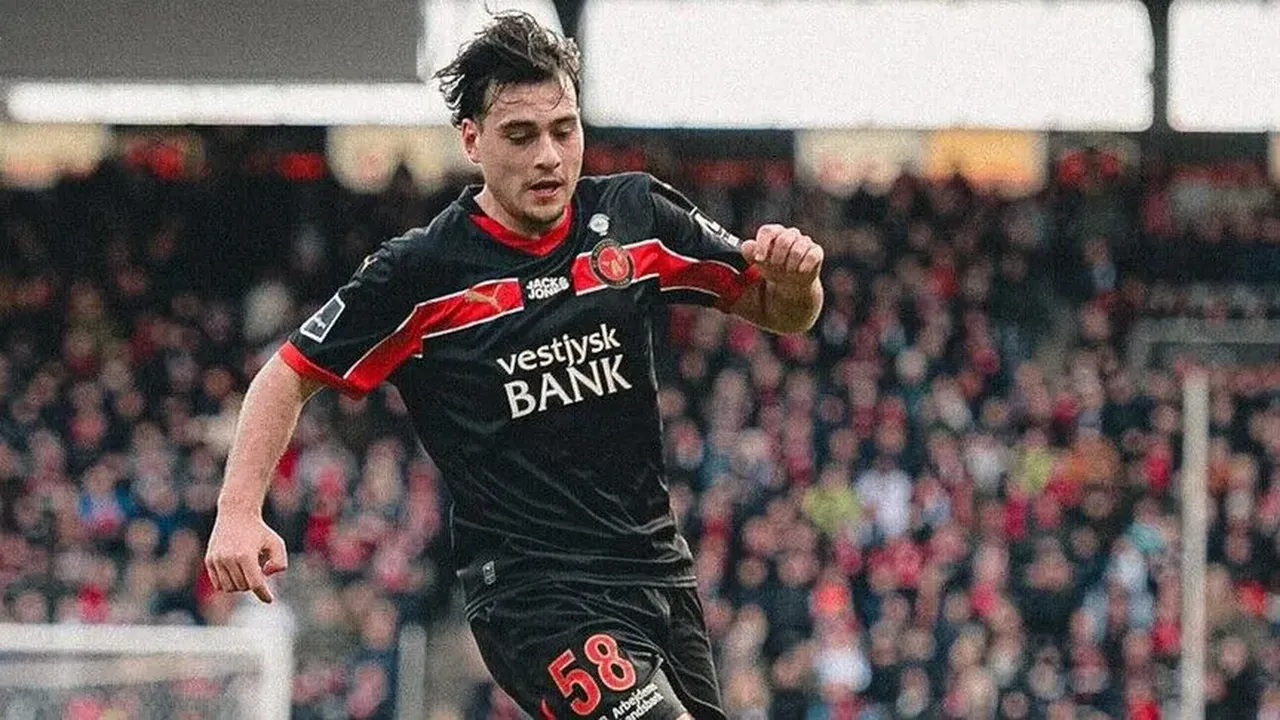 Midtjylland forması giyen Aral Şimşir, geçtiğimiz sezon Danimarka Süper Ligi'nde "Yılın Profili" seçildi.