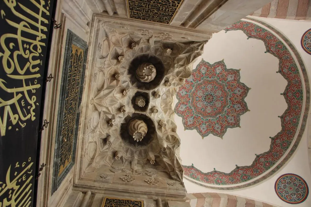 540 yıllık camide gizemli başlık! Gören etkilenip gidiyor