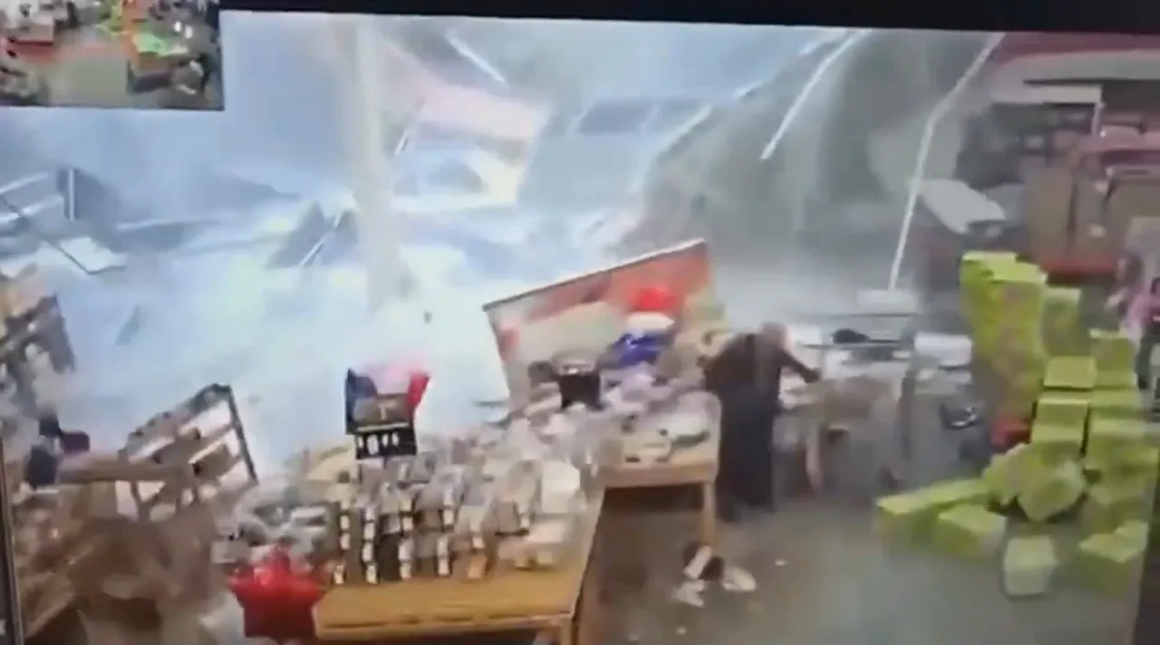 ABD’yi sel vurdu, marketin çatısı çöktü! Müşteriler neye uğradığını şaşırdı, molozların altında kaldılar