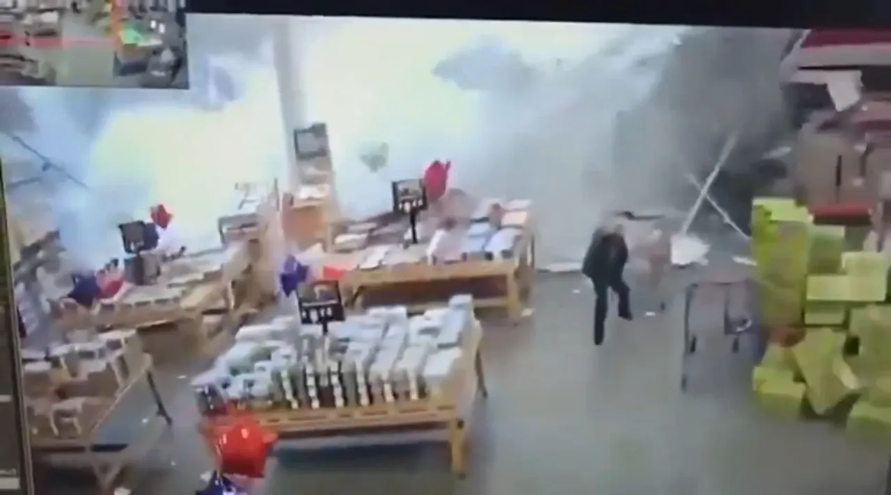ABD’yi sel vurdu, marketin çatısı çöktü! Müşteriler neye uğradığını şaşırdı, molozların altında kaldılar