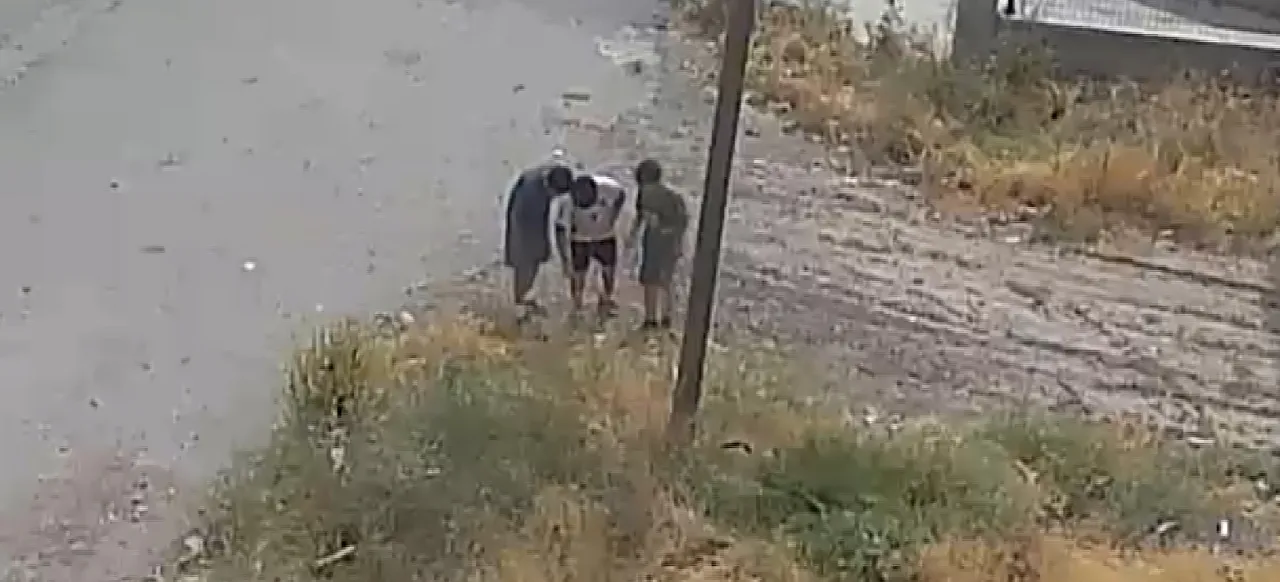 Aksaray'da tehlikeli oyun! Çocukların maytapla çıkardığı ot yangını kamerada