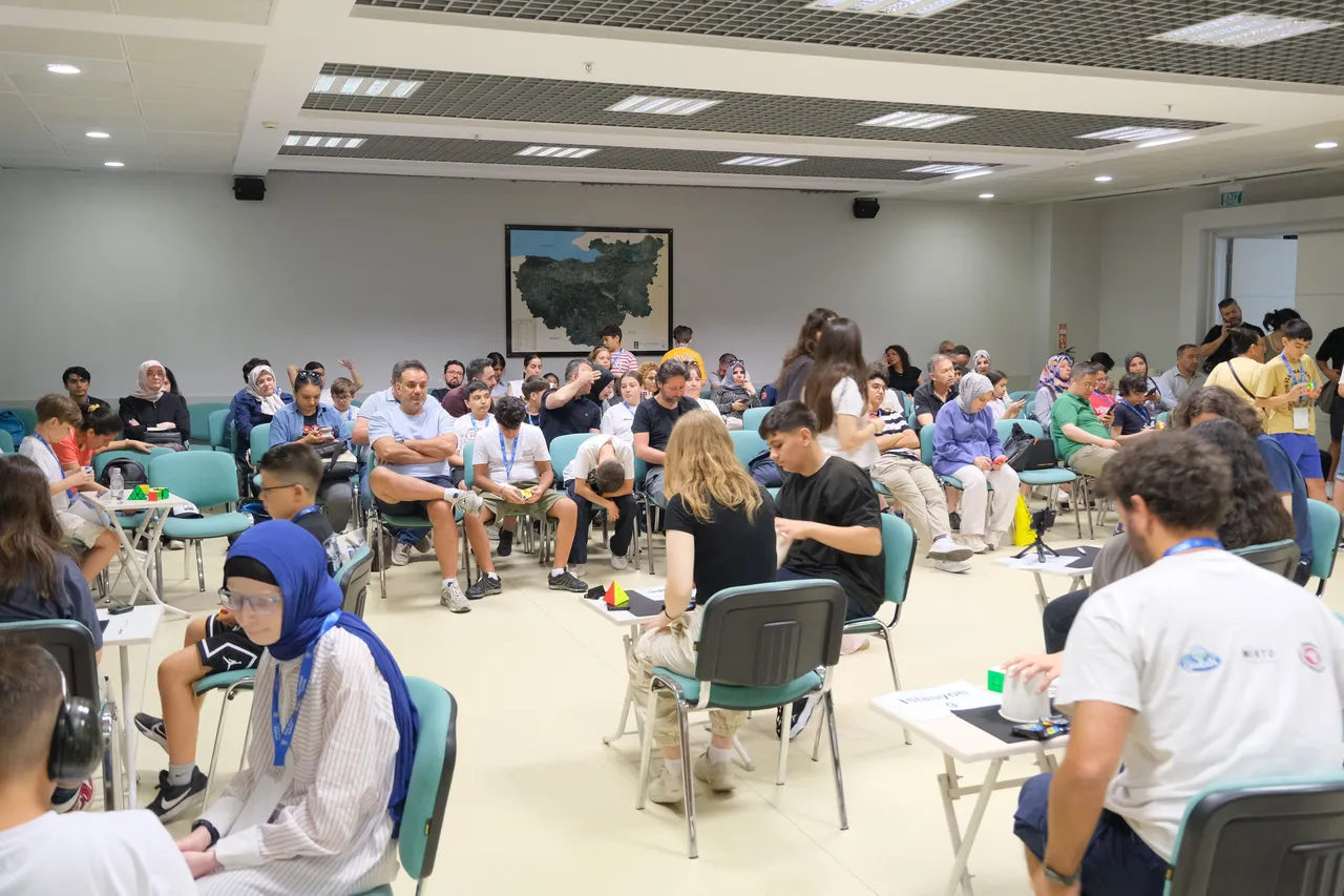 Bursa Summer 2026 Rubik Küp Yarışması EMO Bursa şubesi ev sahipliğinde gerçekleştirildi