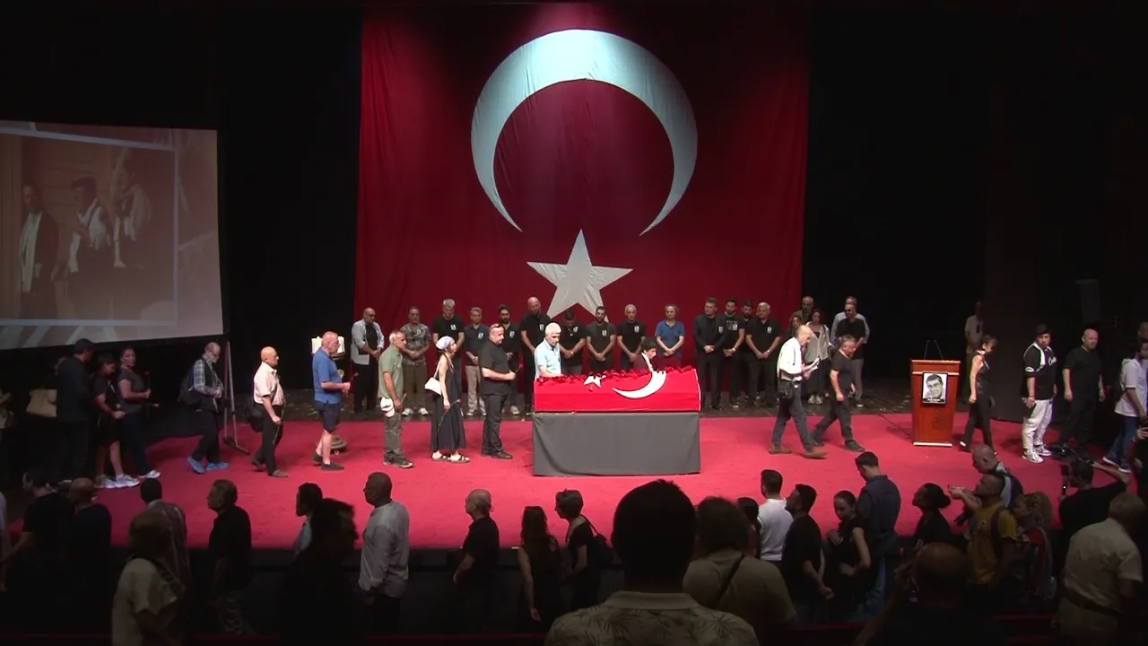 Büyük ustaya acı veda! Zihni Göktay'ın kızı okuduğu mektupla gözyaşlarına boğdu