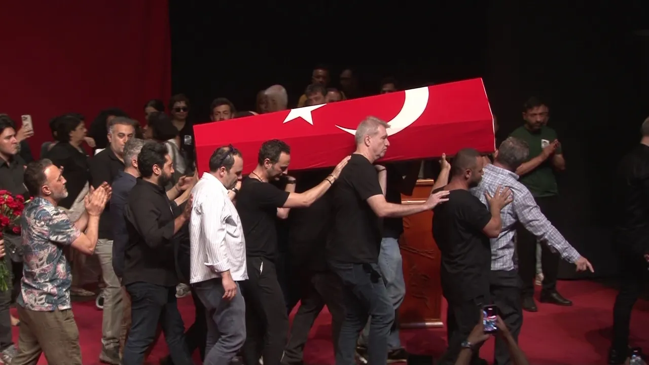 Büyük ustaya acı veda! Zihni Göktay'ın kızı okuduğu mektupla gözyaşlarına boğdu