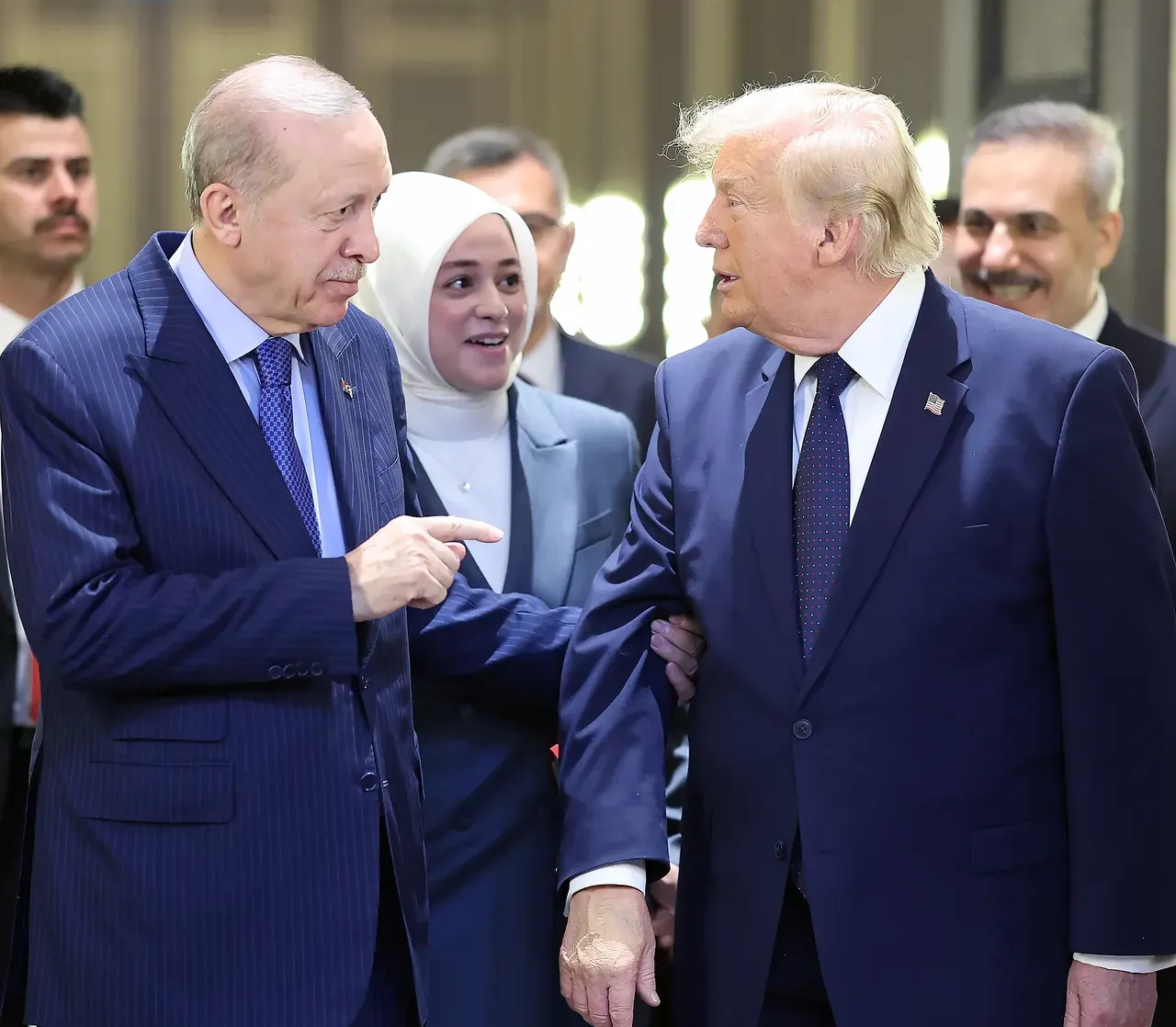 Cumhurbaşkanı Erdoğan ve Trumpın samimi diyaloğu! Liderlerin beden dili ne anlatıyor