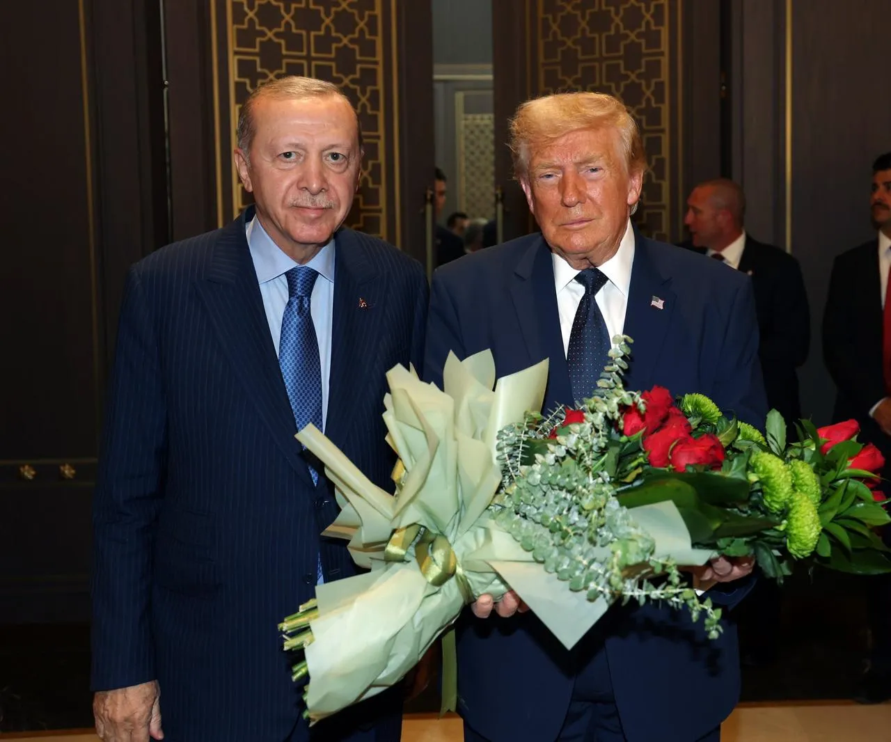 Cumhurbaşkanı Erdoğan ve Trumpın samimi diyaloğu! Liderlerin beden dili ne anlatıyor