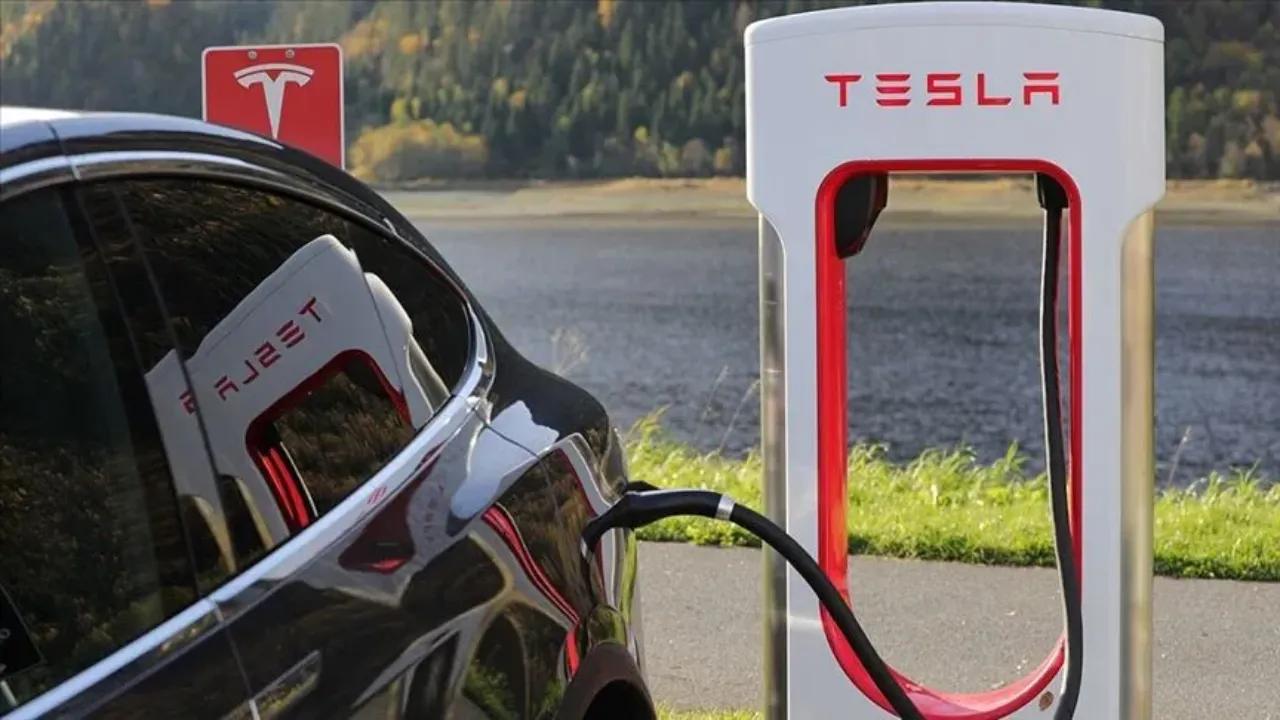 Elektrikli araç sahiplerinin dikkatine! Tesla şarj istasyonlarına zam yaptı