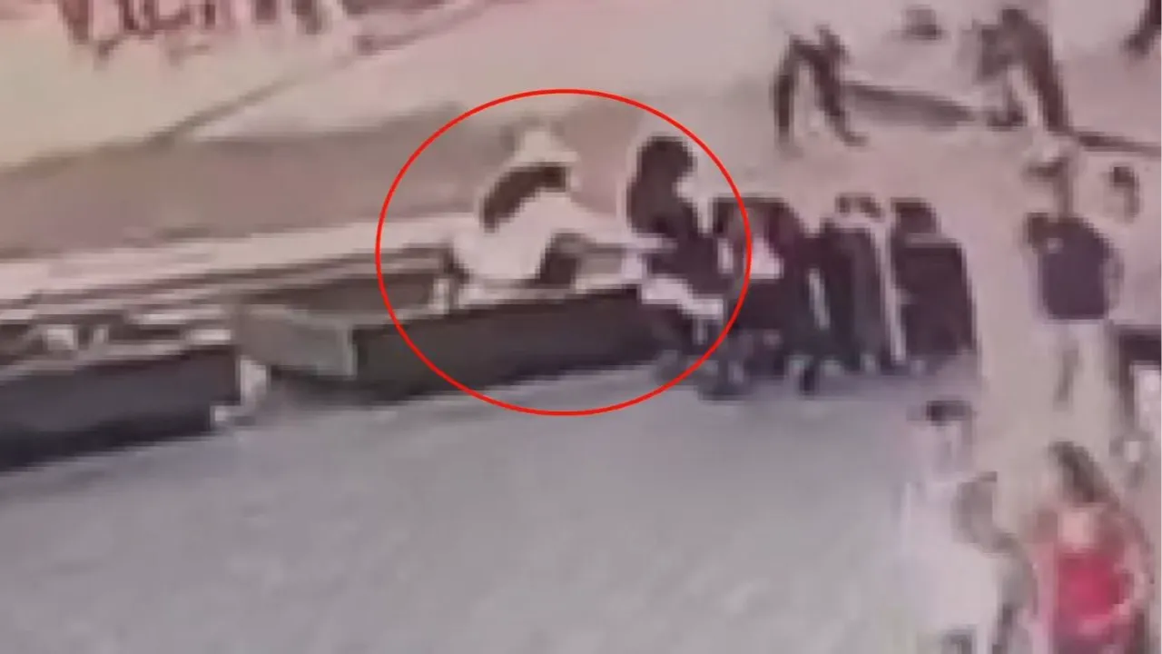 Güven timleri affetmedi! Fatih'te el çabukluğuyla çanta çalan kadın kamerada