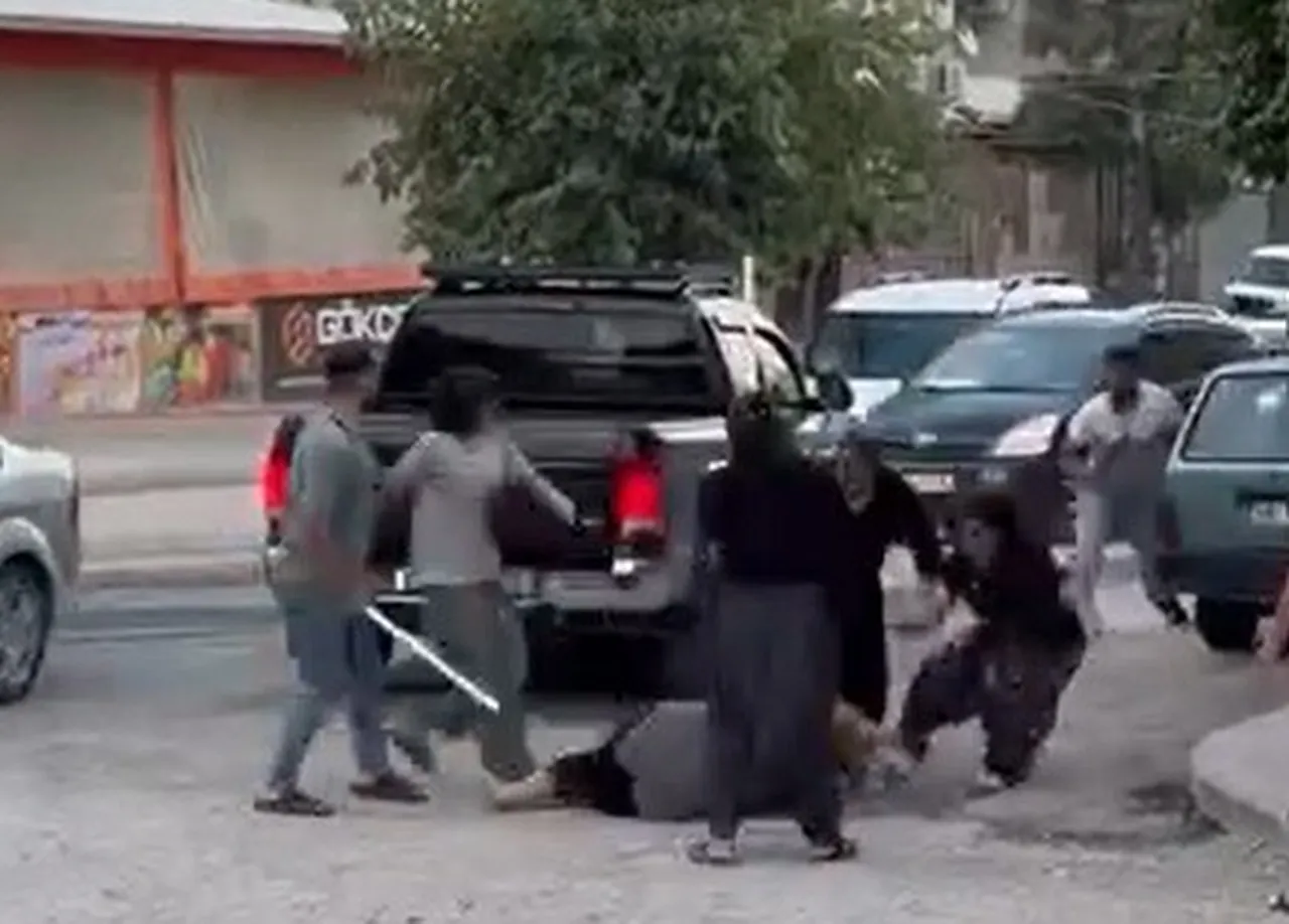 Kadınlar sopalarla birbirine girdi! Yaralılar var
