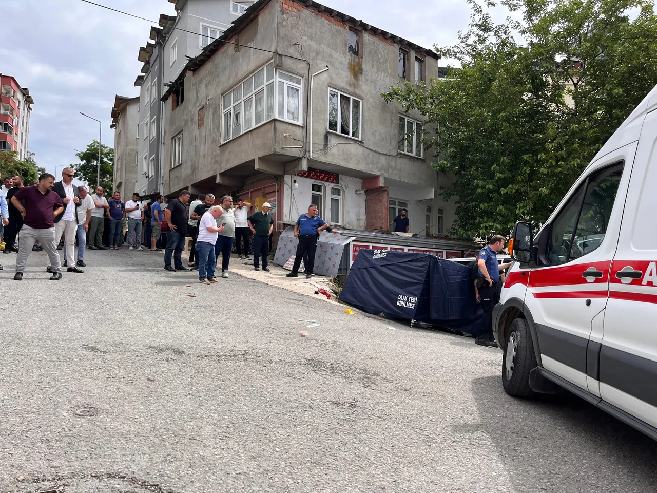 Kanlı infaz! Ağabeyi, yengesi ve yeğenini öldürüp kaçtı
