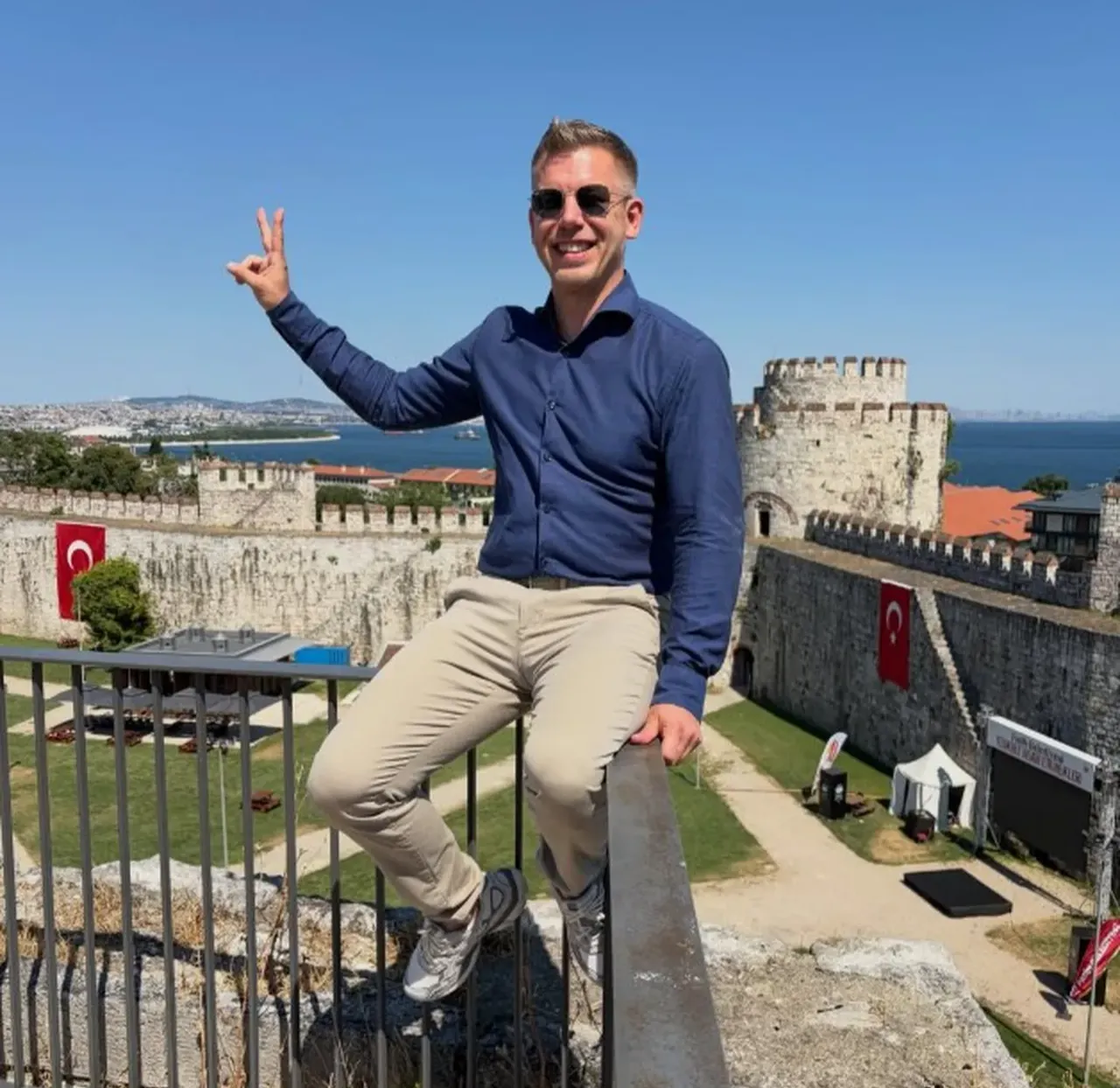 Kim der başbakan! NATO için geldi, İstanbulun her köşesinde turist pozu verdi