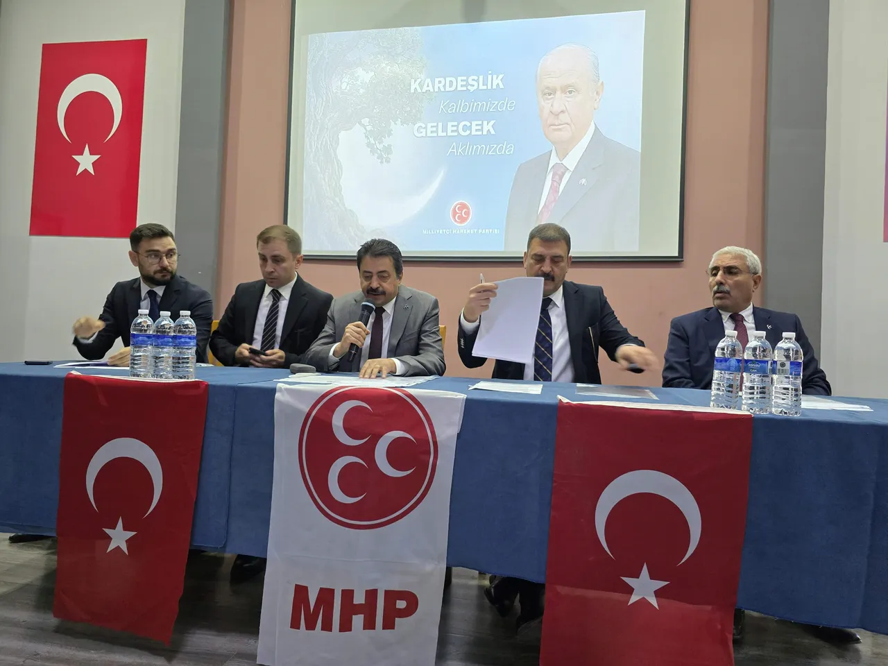 MHP Orhanelide başkanı değişimi! Cemil Ar, görevini Yunus Aydoğduya devretti