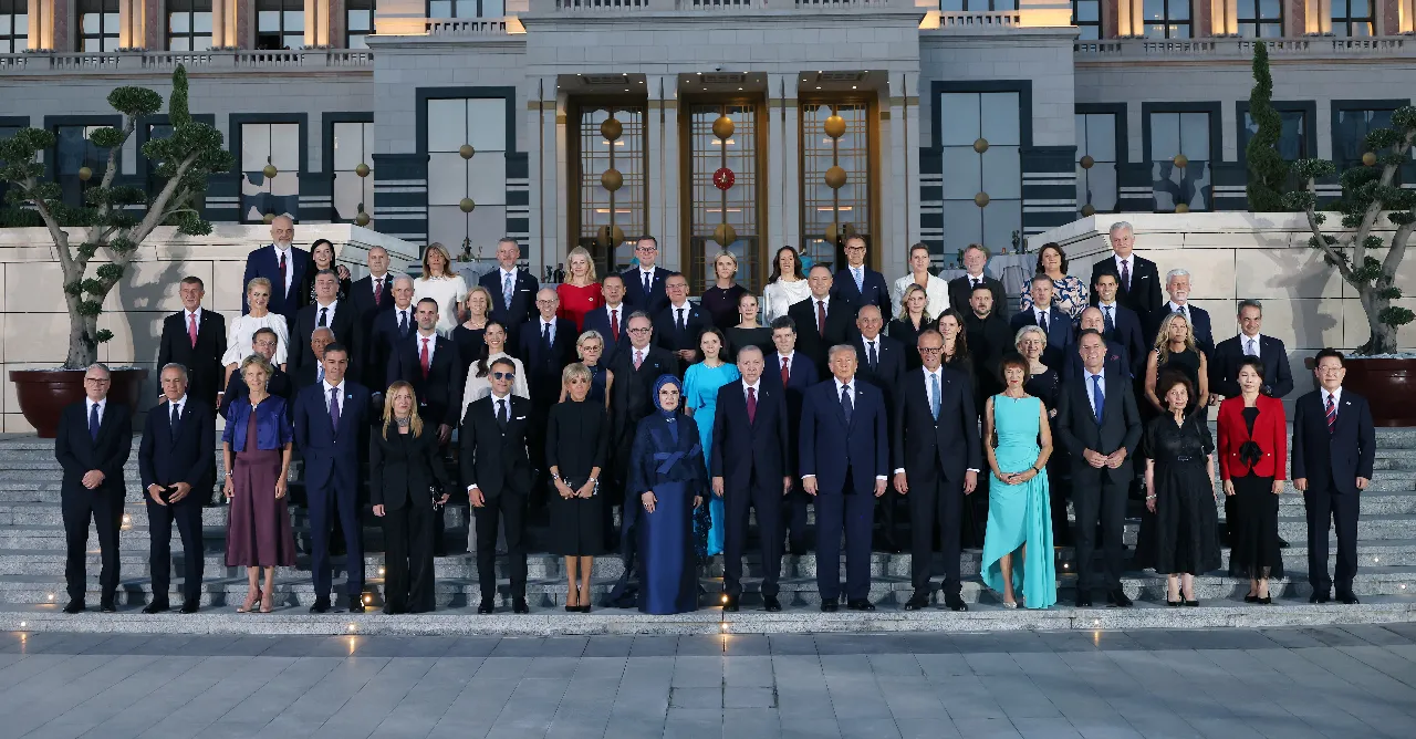 NATO resepsiyonunda aile fotoğrafı! Erdoğan çifti liderlerle aynı karede