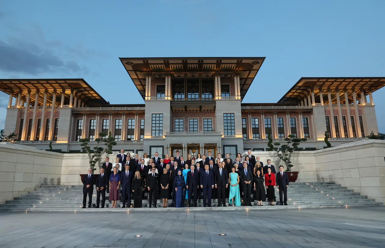 NATO resepsiyonunda aile fotoğrafı! Erdoğan çifti liderlerle aynı karede