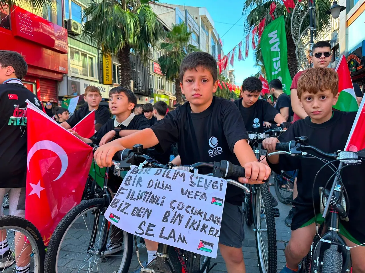 Sabah namazıyla gelen yüzlerce bisiklet ödülü... Pedallar Filistin için çevrildi