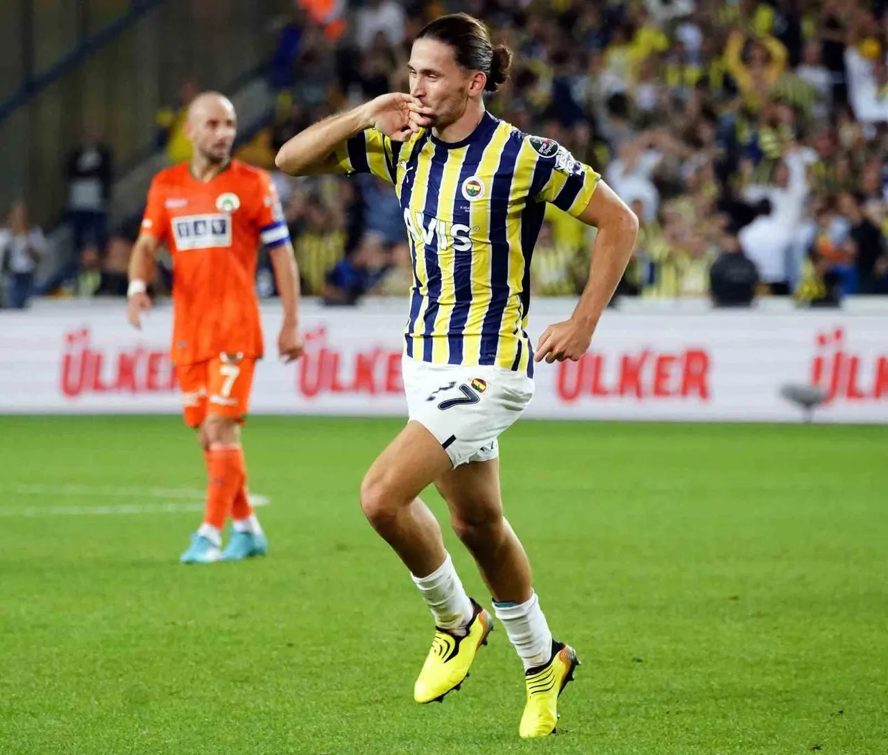 Miguel Crespo, Fenerbahçe'de 80 maça çıkarken; 5 gol ve 7 asistlik performans sergilemişti.