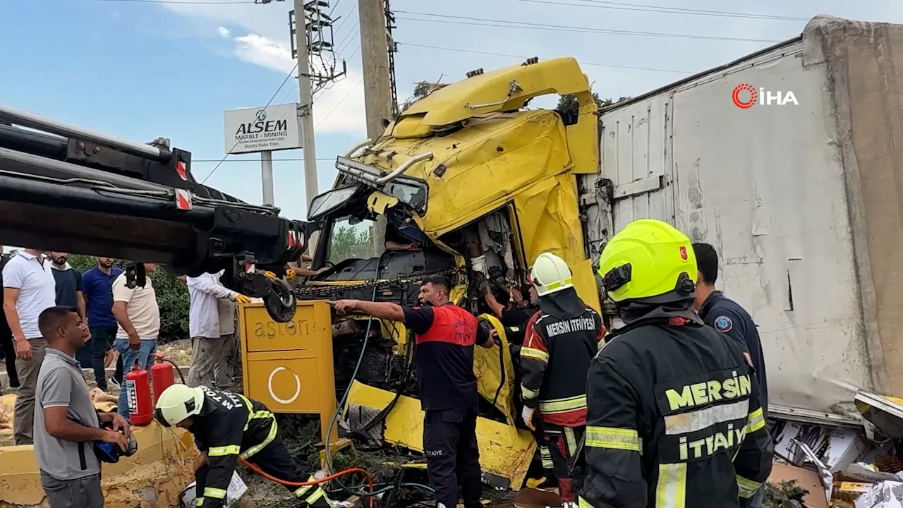 Tarsus'ta feci kaza kamerada! İki tırın kafa kafaya çarpıştığı kazada 1 ölü, 2 yaralı