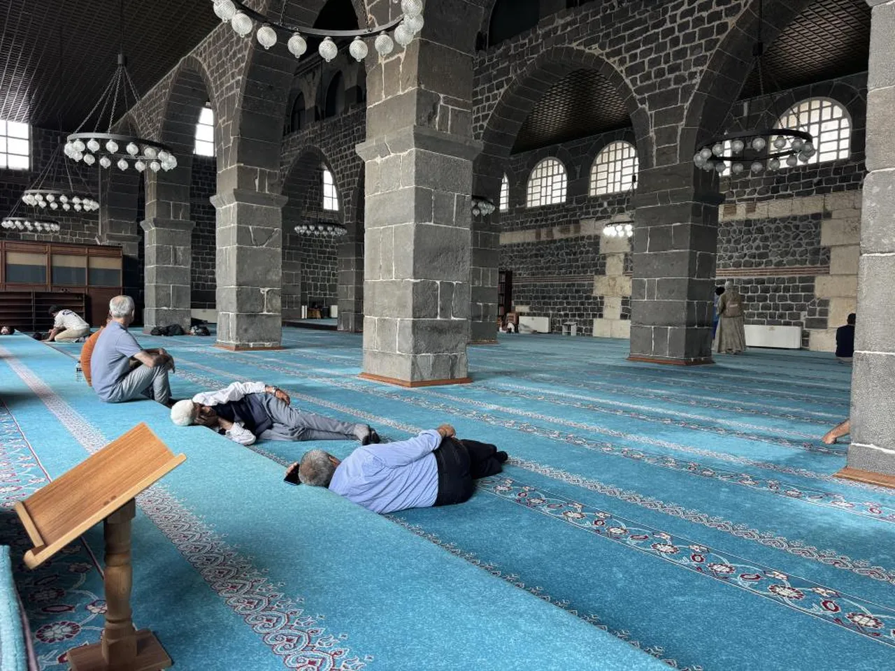 Termometreler 40 dereceyi gösterdi! Vatandaş camilere koştu
