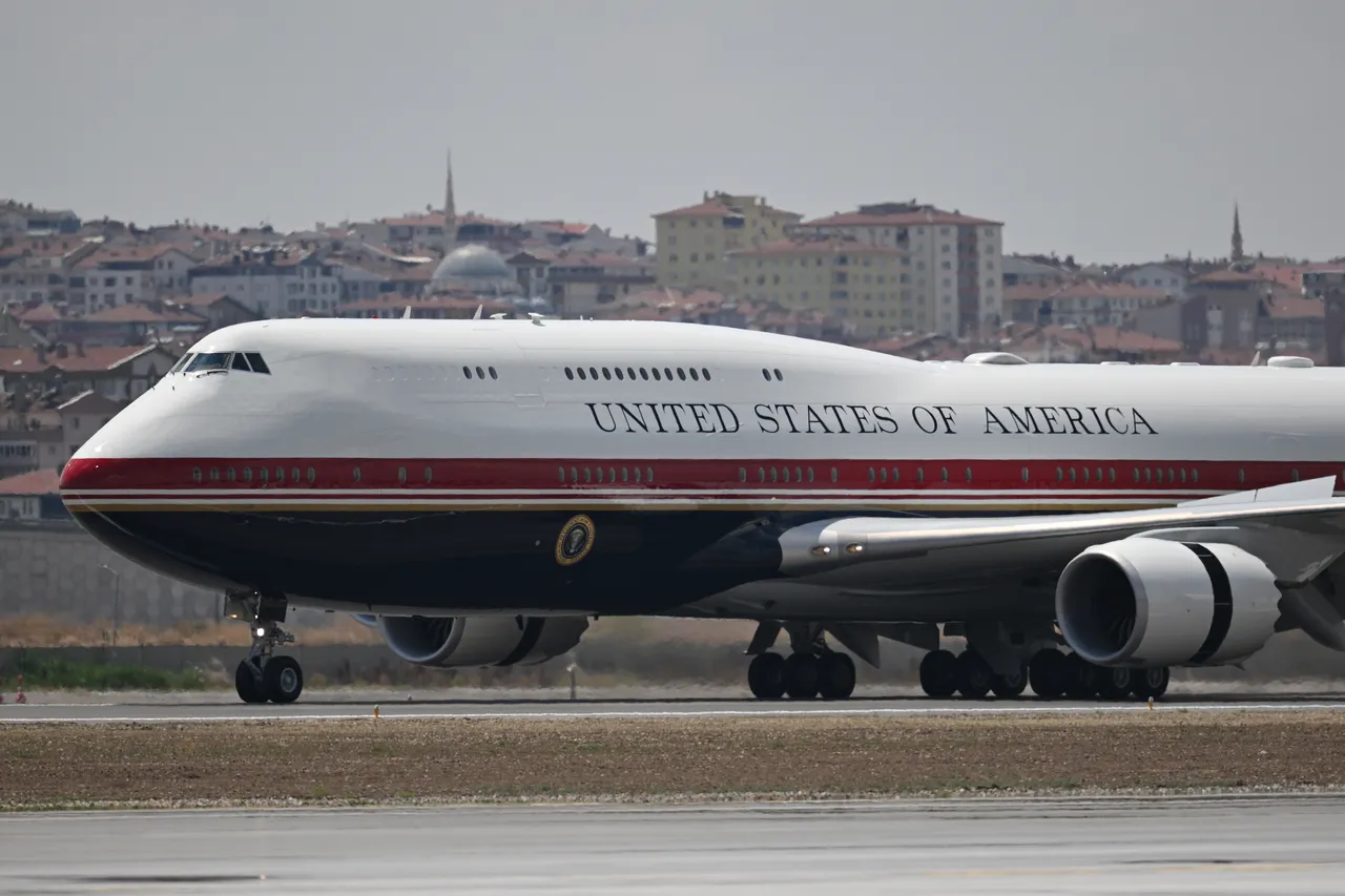 NATO Ankara Zirvesi öncesi Türkiye'ye resmi ziyaret gerçekleştiren ABD Başkanı Donald Trump'ı taşıyan uçak, Ankara Havalimanı'na iniş yaptı.