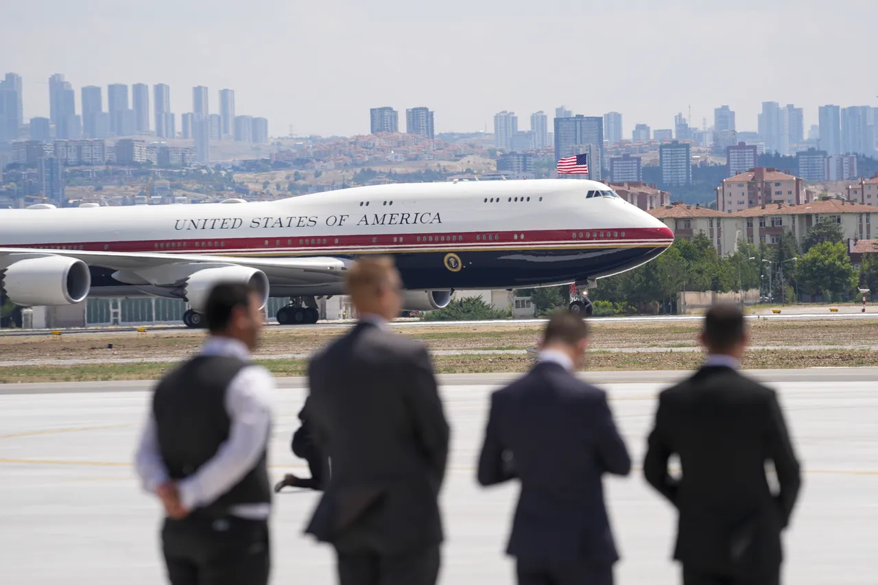 NATO Ankara Zirvesi öncesi Türkiye'ye resmi ziyaret gerçekleştiren ABD Başkanı Donald Trump'ı taşıyan uçak, Ankara Havalimanı'na iniş yaptı.