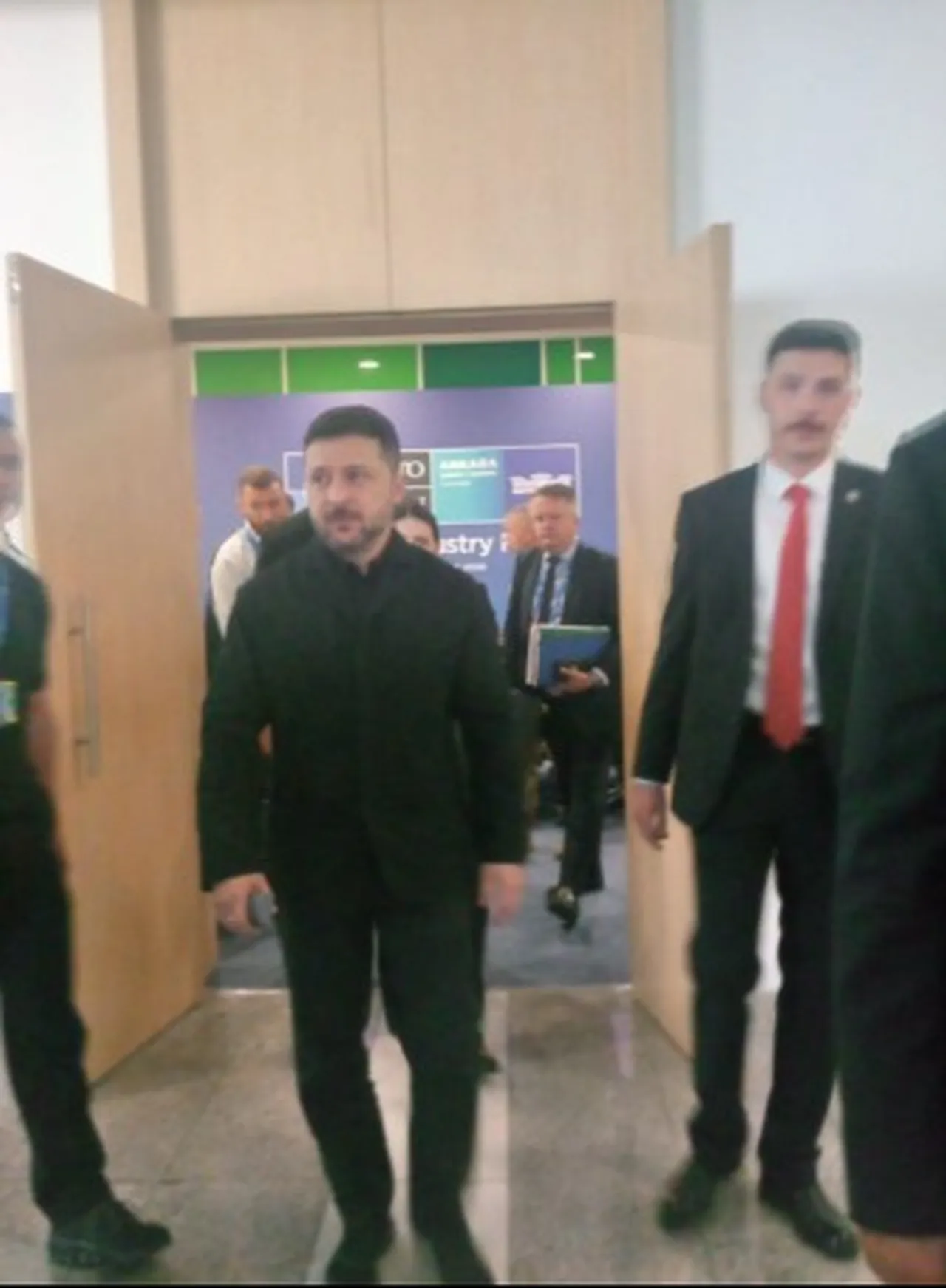Ukrayna Devlet Başkanı Zelenskiy’e NATO masasında  Trump  barikatı!