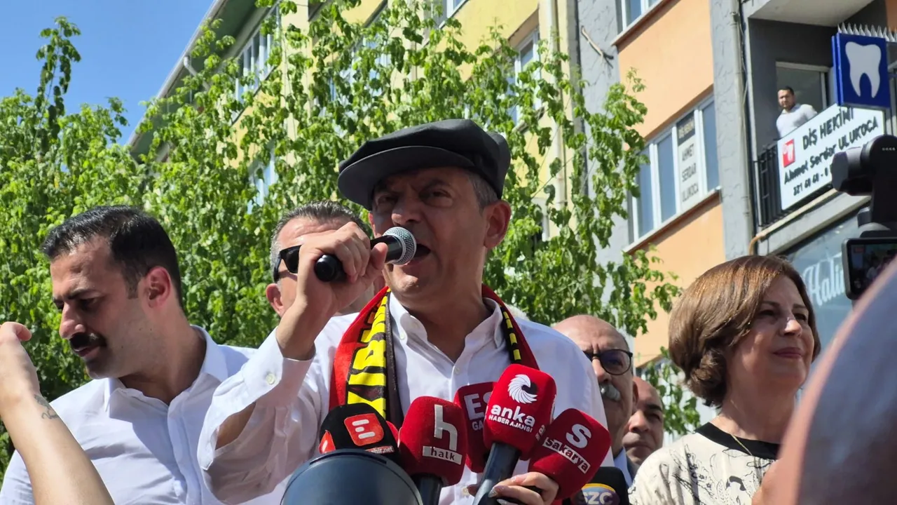 Üst üste koruma krizi! Özgür Özelin Eskişehir programında tansiyon yükseldi: Gazetecilere müdahale tepki çekti