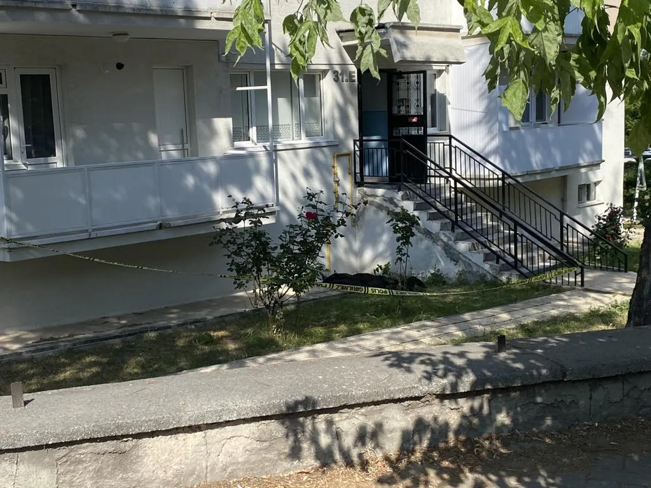 Yaşlı kadının feci sonu! 4'üncü kattan düşerek hayatını kaybetti