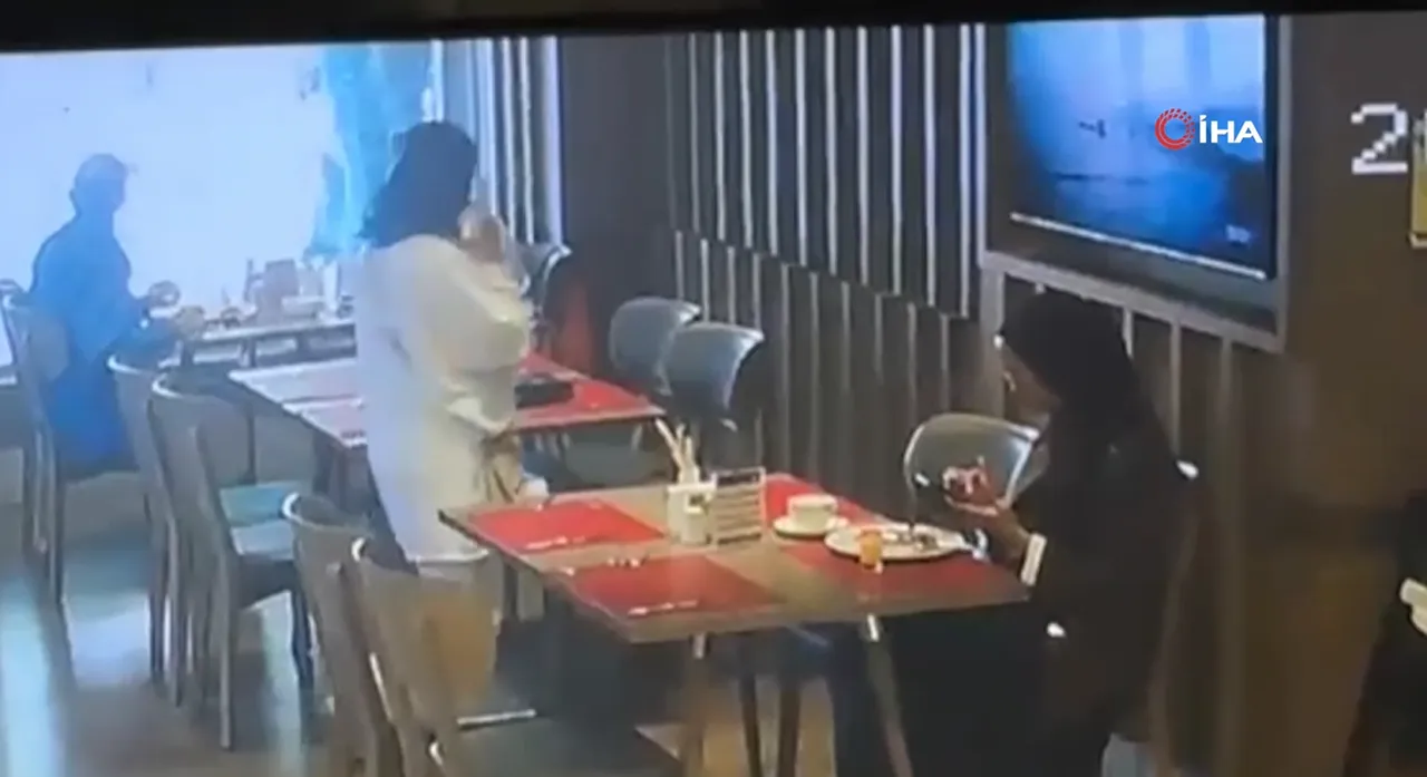 25 suç kaydı var, 18’den küçük! Saniyeler içinde çanta çalıyor, otelleri mesken tutan hırsız kamera!