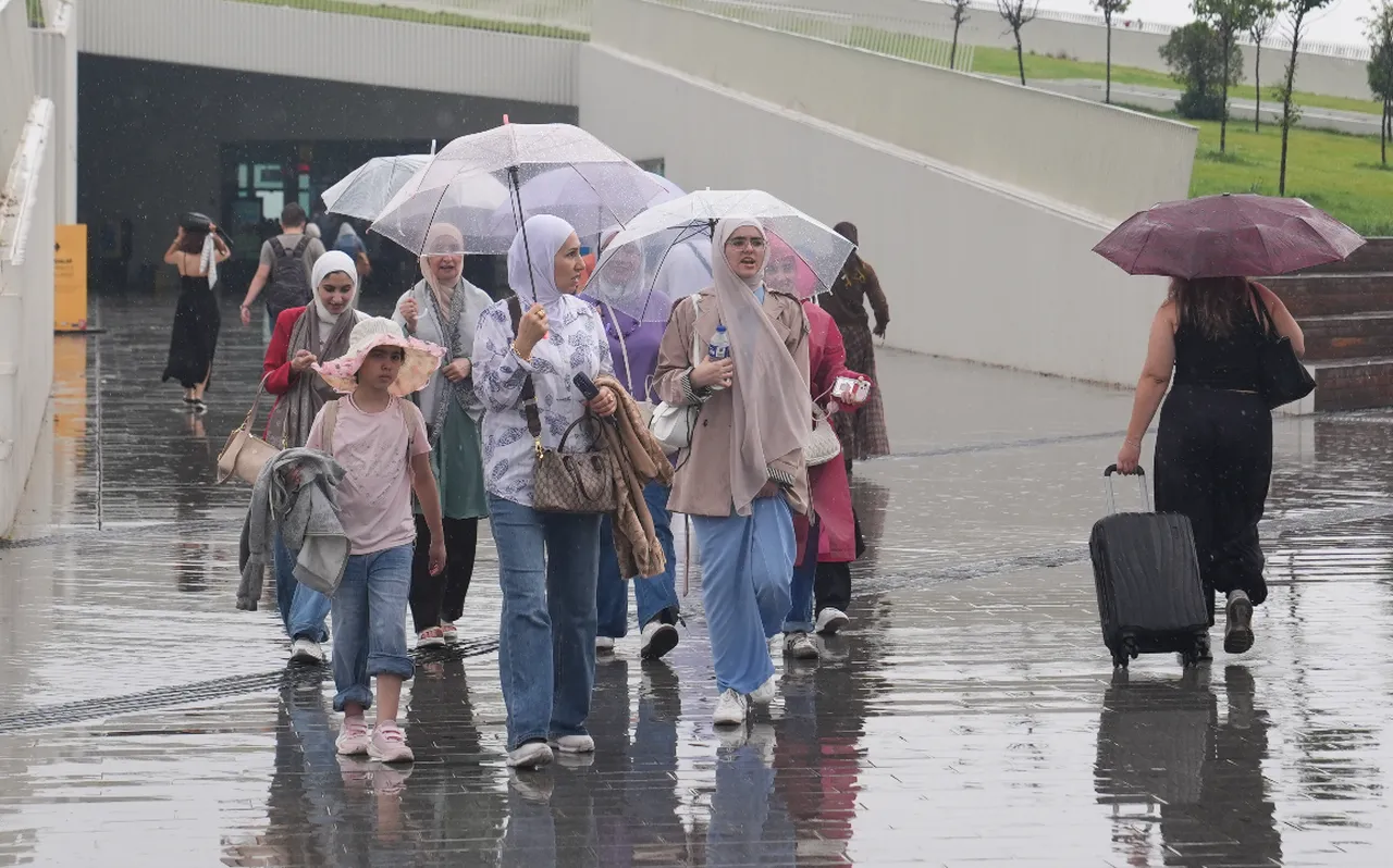 AKOM'dan İstanbullulara yeni uyarı! Sağanak geliyor, bu saat aralığına dikkat