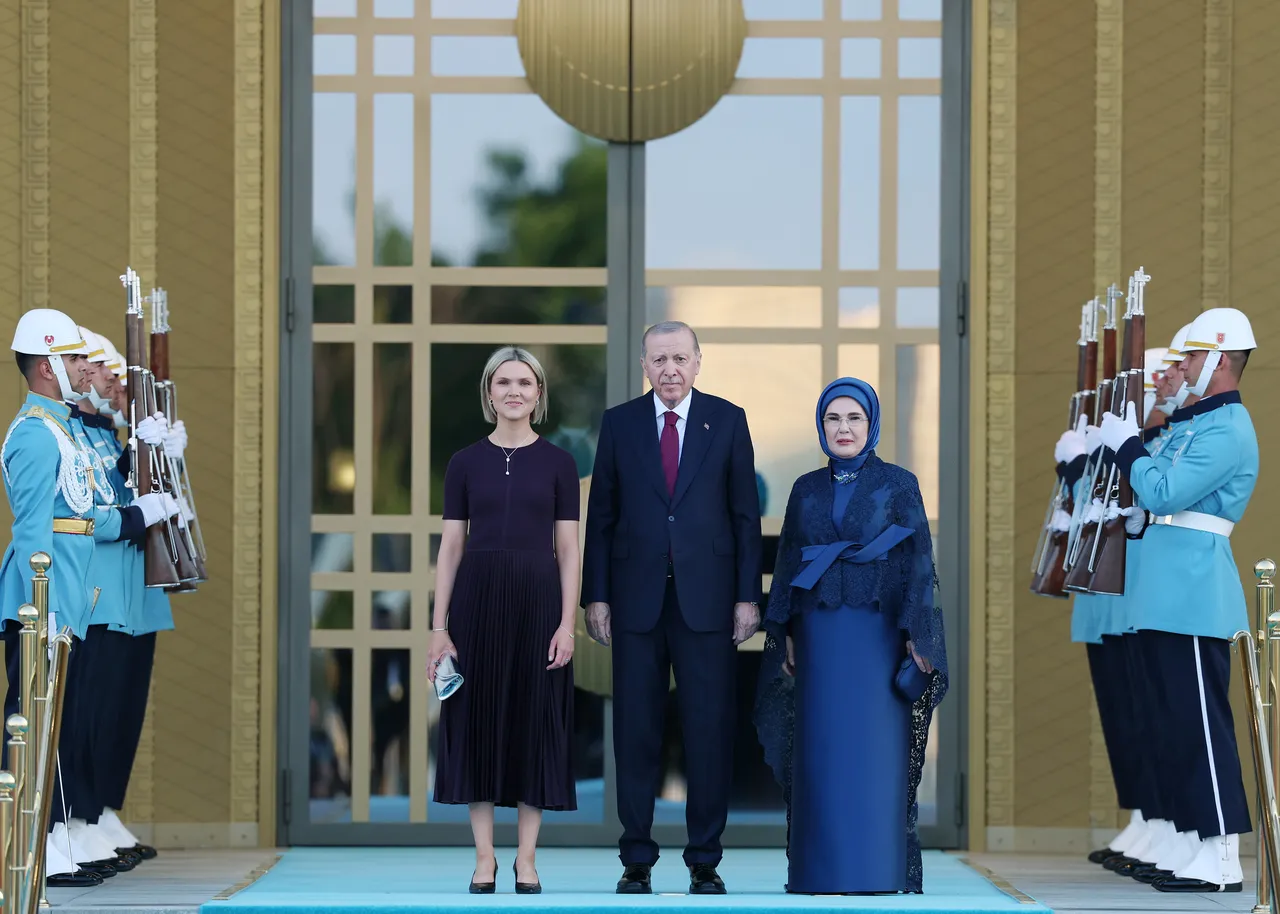 Genç başbakanın bakışları sosyal medyanın gündemine oturdu! Külliye'yi görünce...