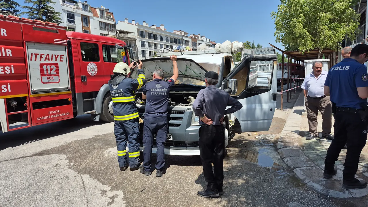 Güneşte kalan navigasyon cihazı patladı! Kamyonet alevlere teslim oldu