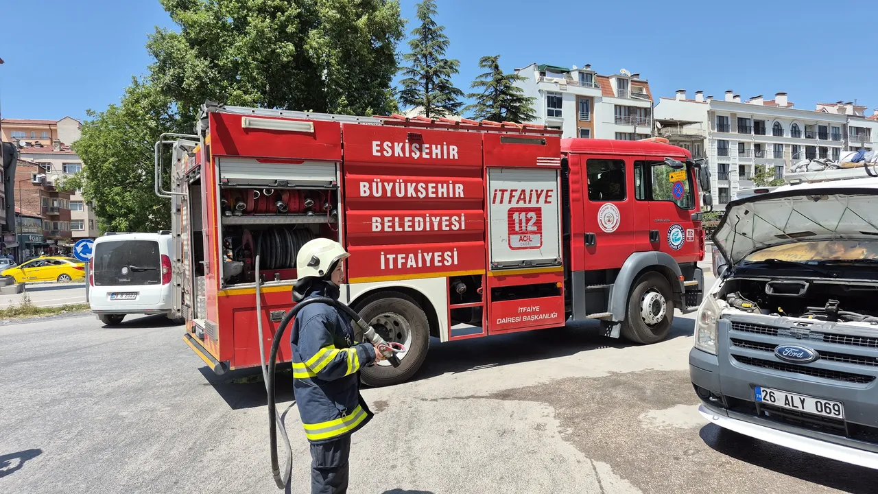 Güneşte kalan navigasyon cihazı patladı! Kamyonet alevlere teslim oldu