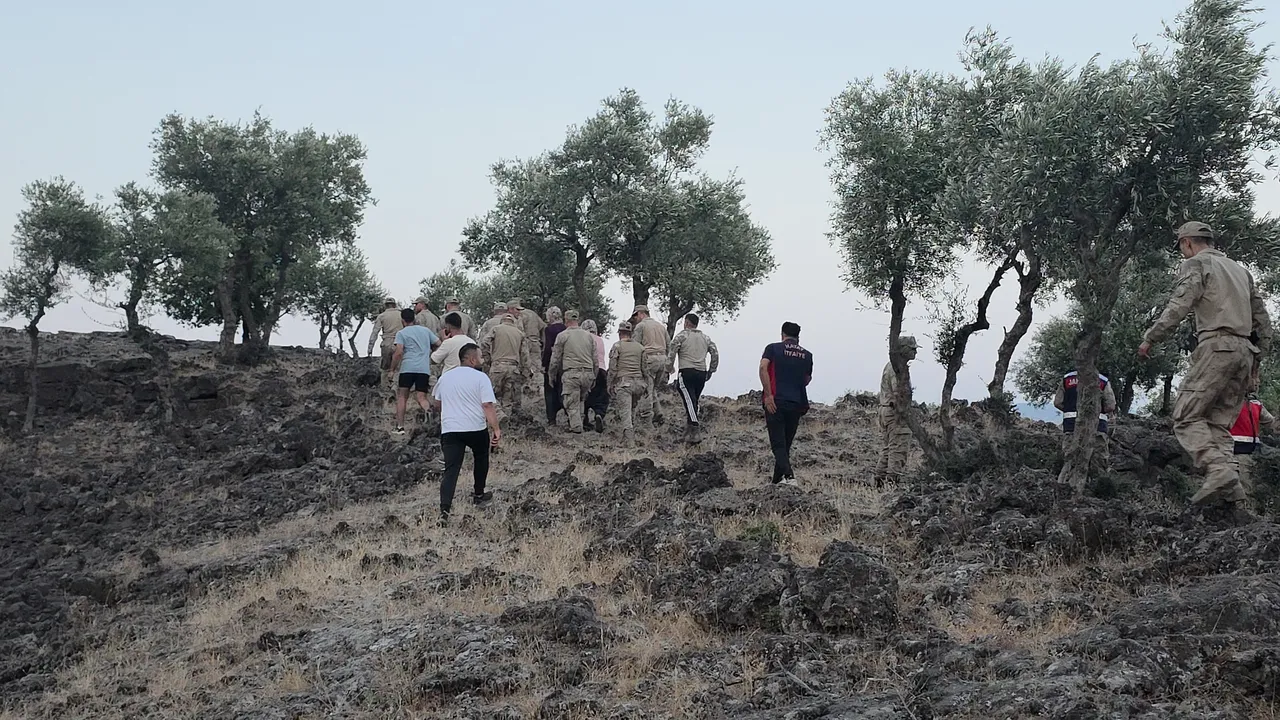 Hayvan otlatırken kayboldu, yarık içerisinde bulundu
