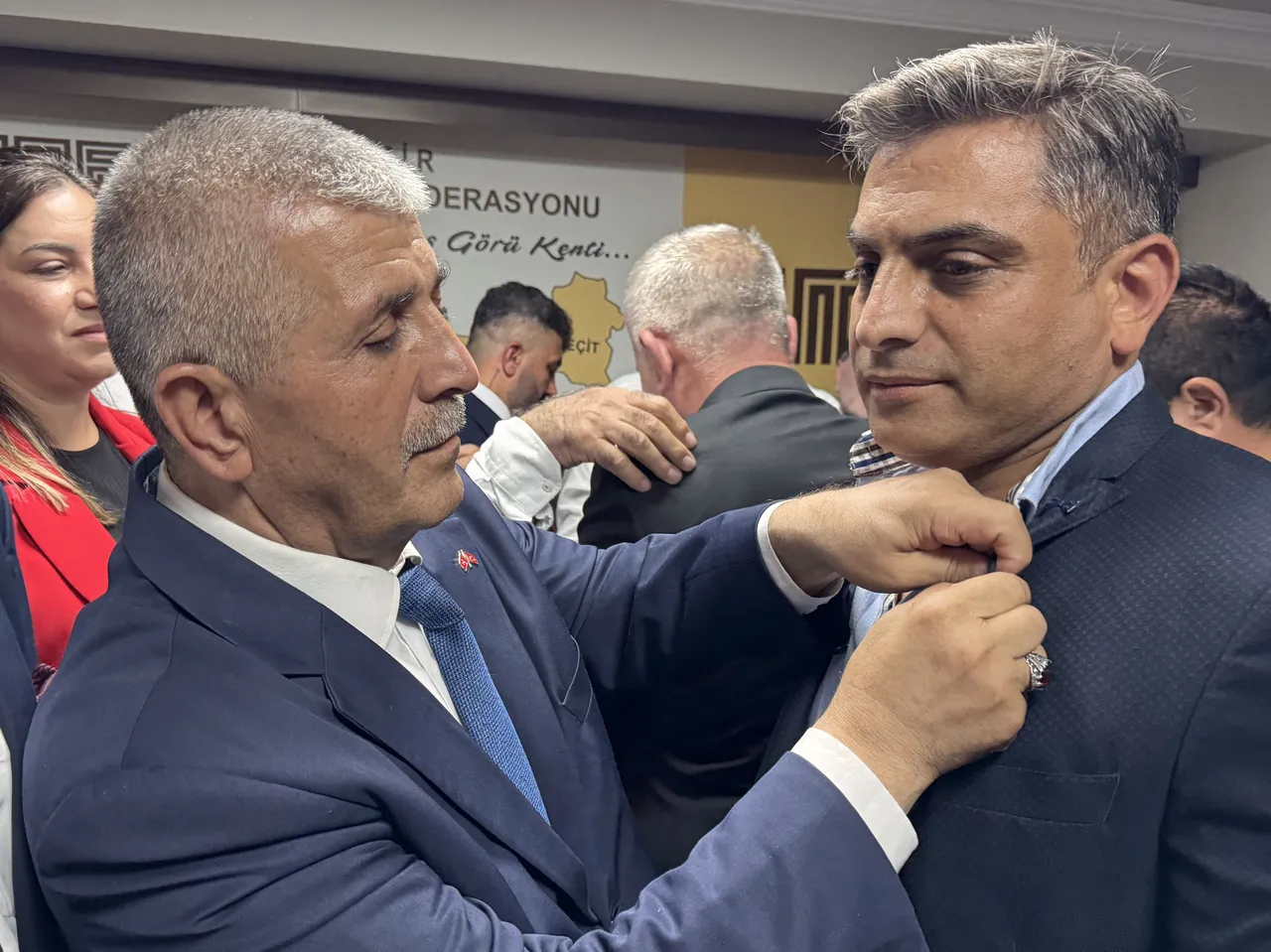Yeni üyelere rozetlerini, MHP İzmir İl Başkanı Veysel Şahin taktı.