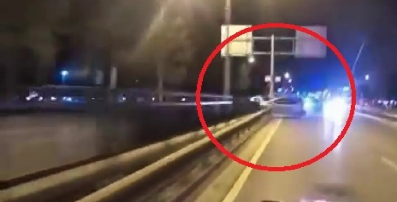 Kontrolden çıkan otomobil bariyerlere çarpıp takla attı! O anlar kask kamerasında
