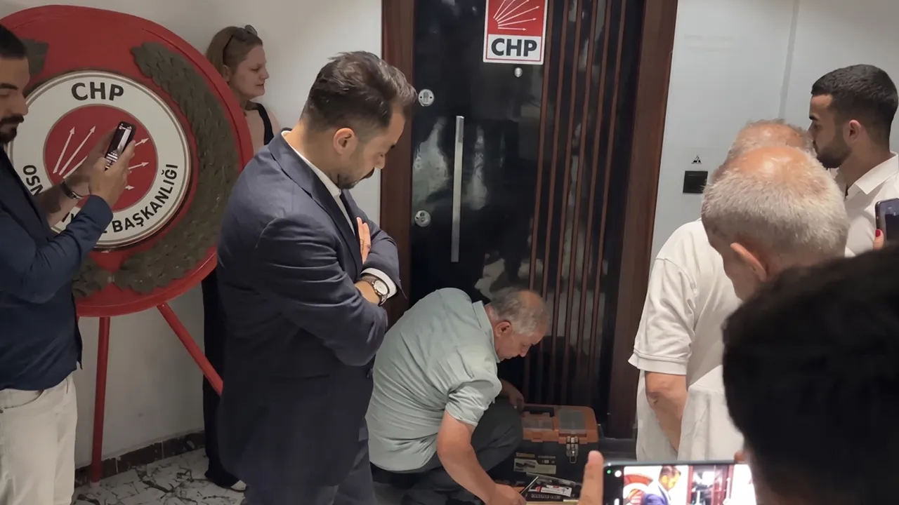 Osmaniye'de CHP il binasında çilingirli devir!