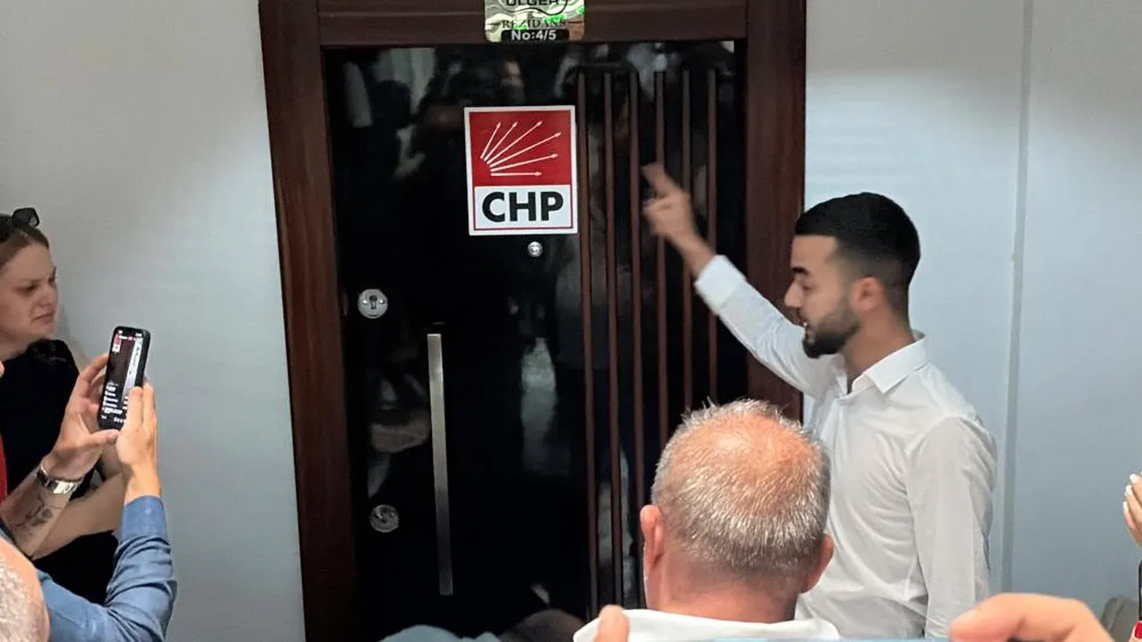 Osmaniye'de CHP il binasında çilingirli devir!