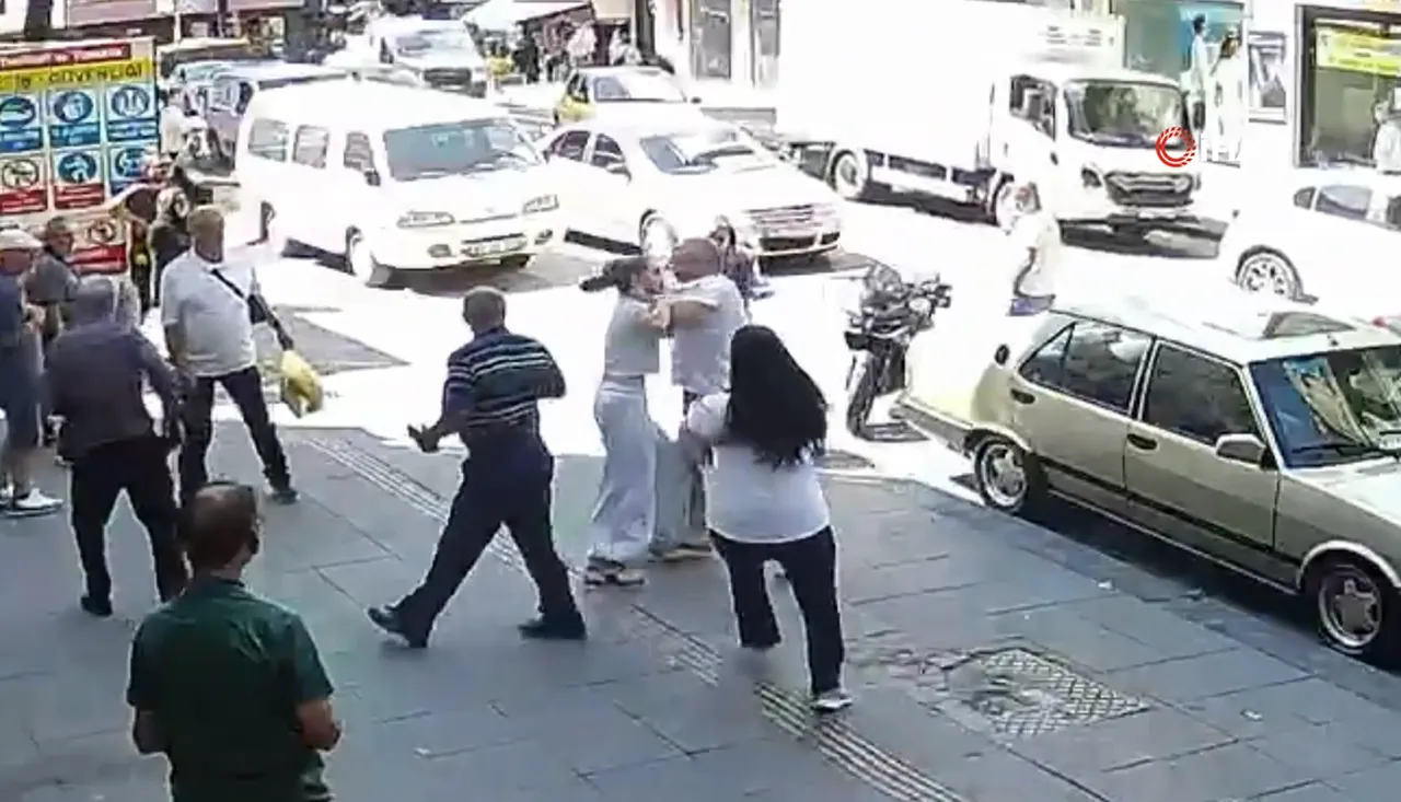 Sürücüden sürücüye korkunç darp! Tokat attı, boynunu sıktı, saçından sürükledi