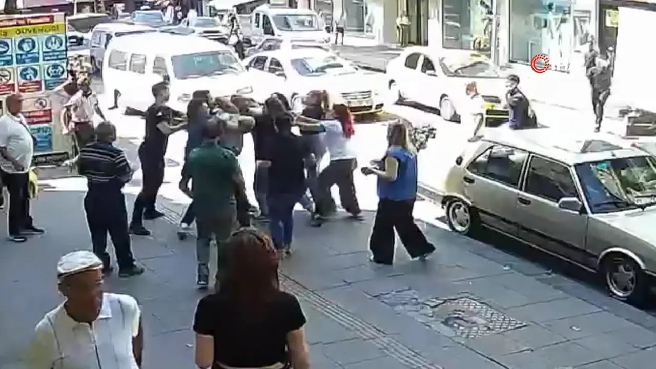 Sürücüden sürücüye korkunç darp! Tokat attı, boynunu sıktı, saçından sürükledi